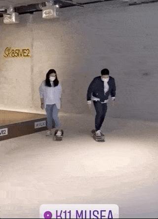 郭晶晶和霍启刚一家穿运动鞋,霍启刚陪郭晶晶玩滑板