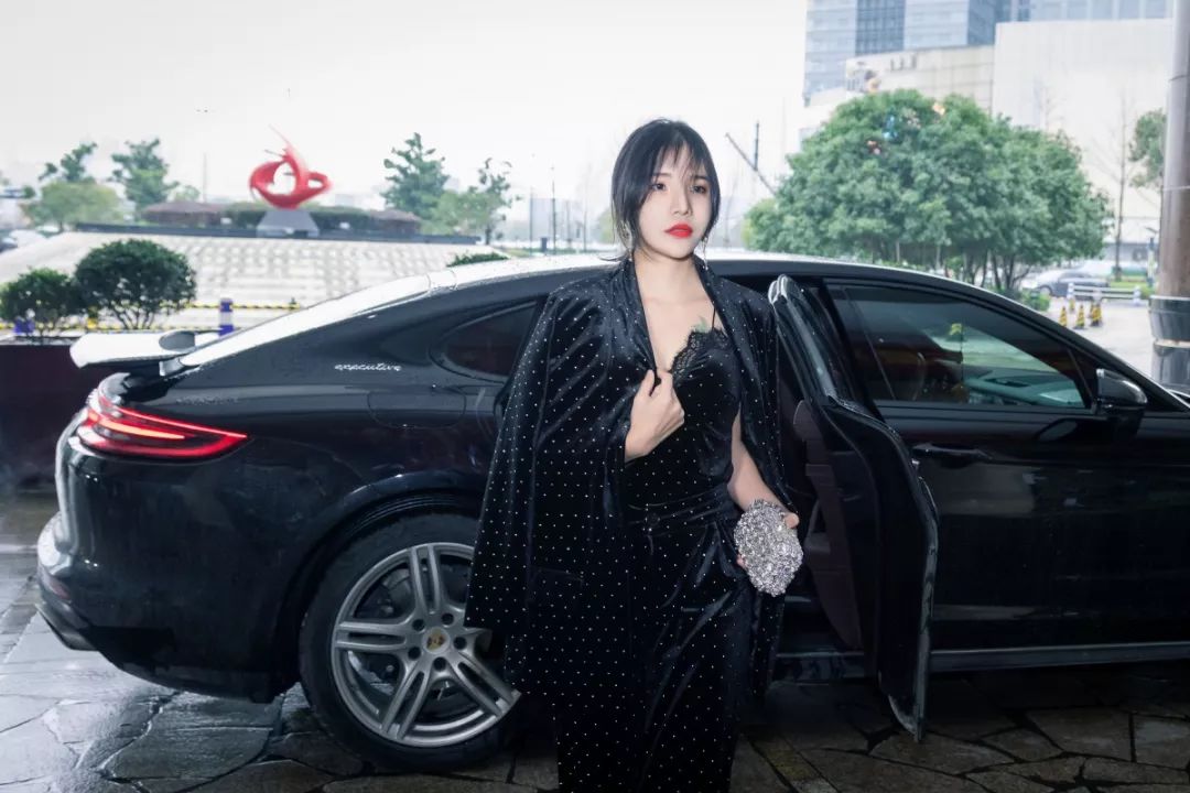 李鸣琴｜荒废5年，如何摇身一变霸道女总裁