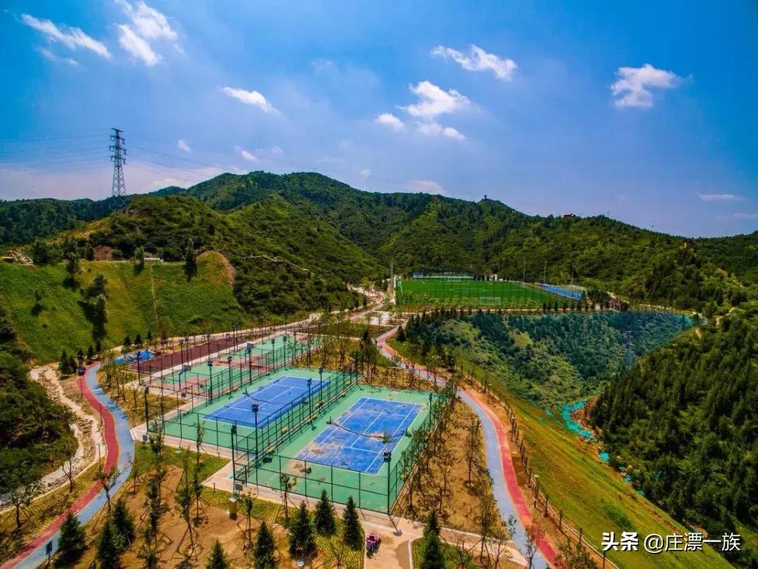 山顶真实足球场,足球场的高颜值图片