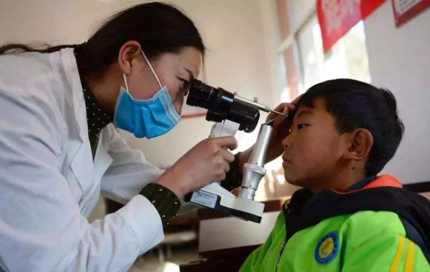 女童眼睛里有黑斑,女童黑眼球里有白点