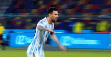 世预赛阿根廷vs乌拉圭梅西破门,阿根廷世预赛3连胜梅西角球中柱