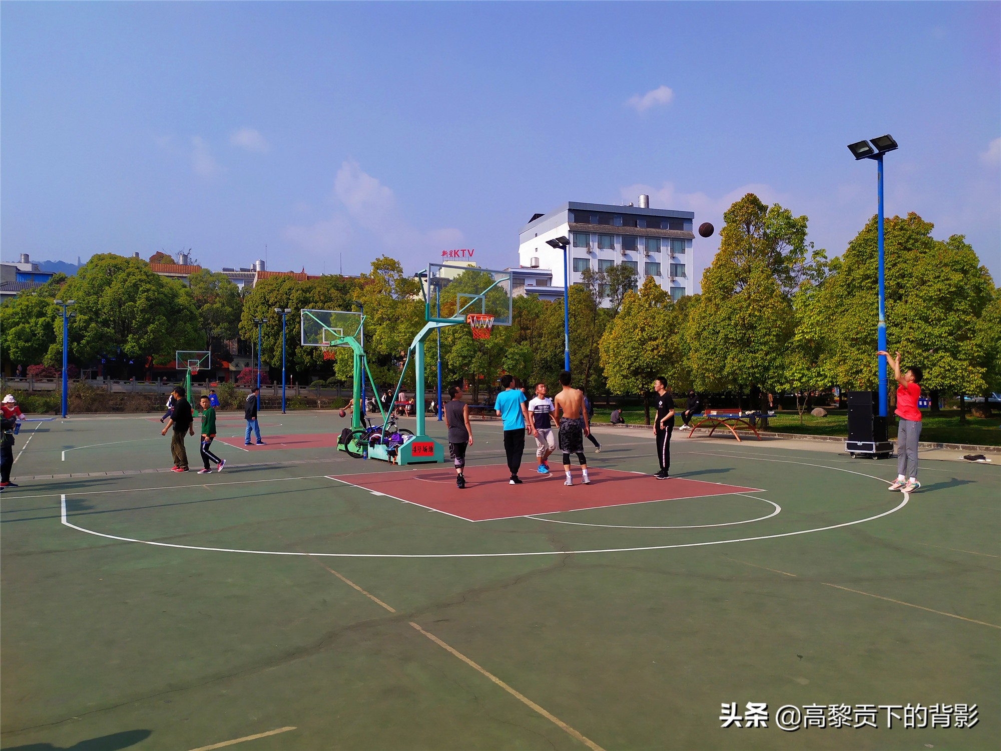 云南腾冲偶遇篮球赛顺便看看腾冲的体育设施如何？