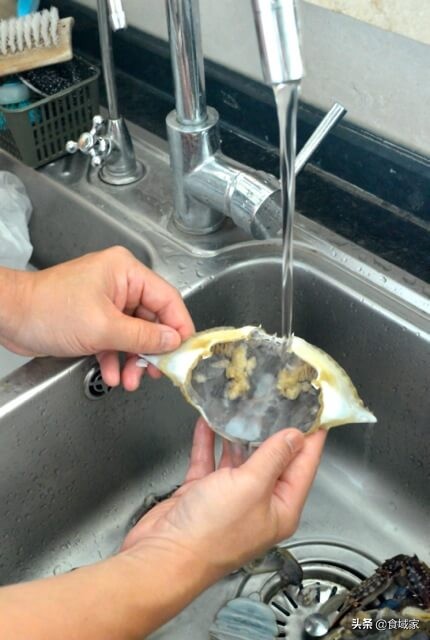 吃螃蟹的6个步骤简直完美,怎么处理螃蟹做葱姜梭子蟹