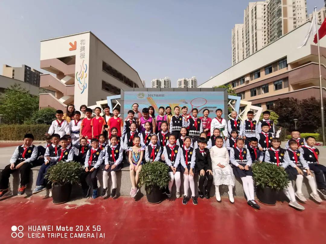 运动彰显活力,健康放飞梦想:天府四小四(8)中队*旗国**下讲话