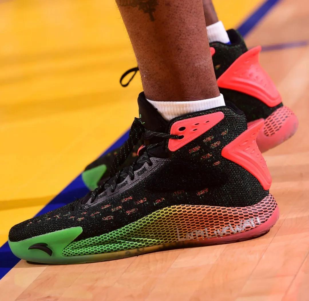 nba球员上脚安踏,nba球员上脚球鞋欧文4绿橙粉