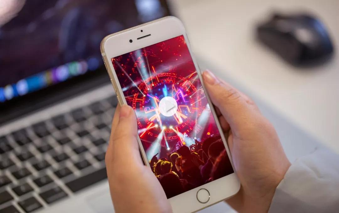 他以“表帝”自居，受粉丝膜拜，真面目……