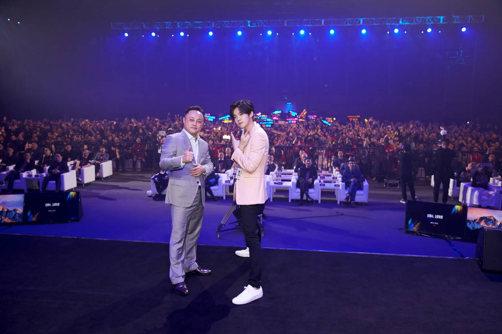 比心,带走总裁真AI的竟然不是当红小花，而是鹿晗！