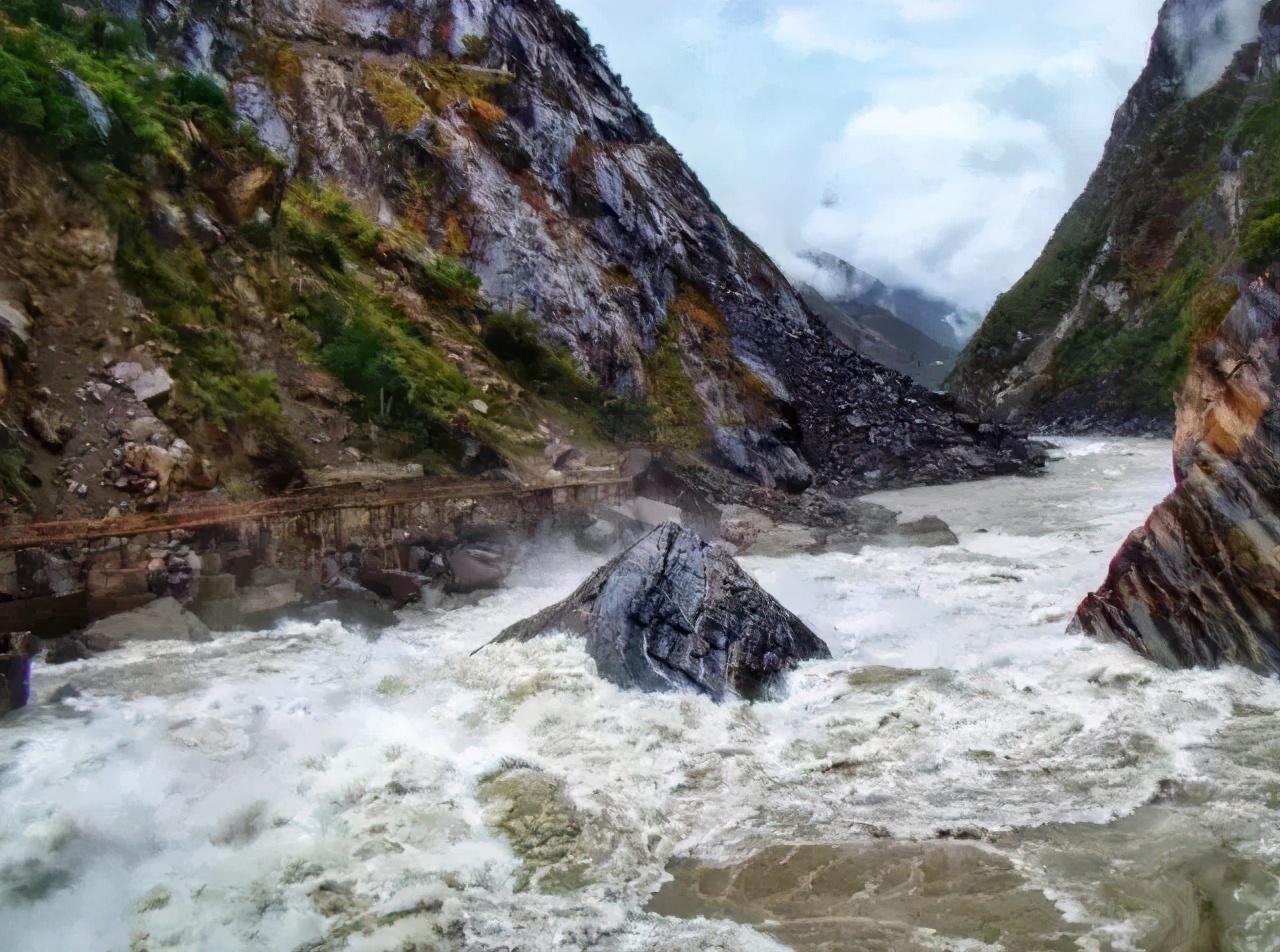 虎跳峡，以惊、奇、险而闻名天下，被誉为“中国最美的峡谷”