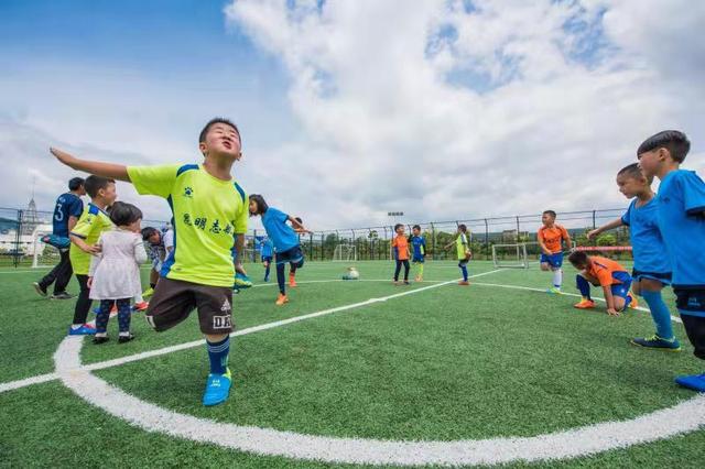 快乐奔跑体育课,暑期足球课