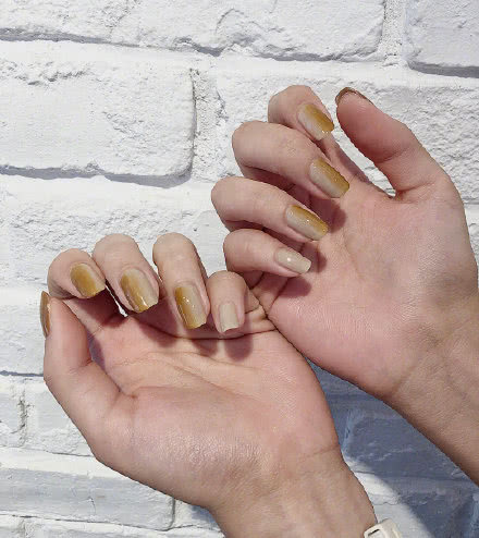 今年最流行的美甲颜色款式显白,什么色系显手白单色美甲款式图片