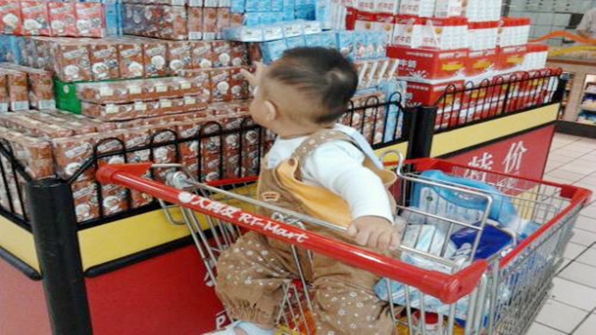 小孩吃了颗葡萄被超市员工骂半天,小孩偷吃草莓家长竟训老板