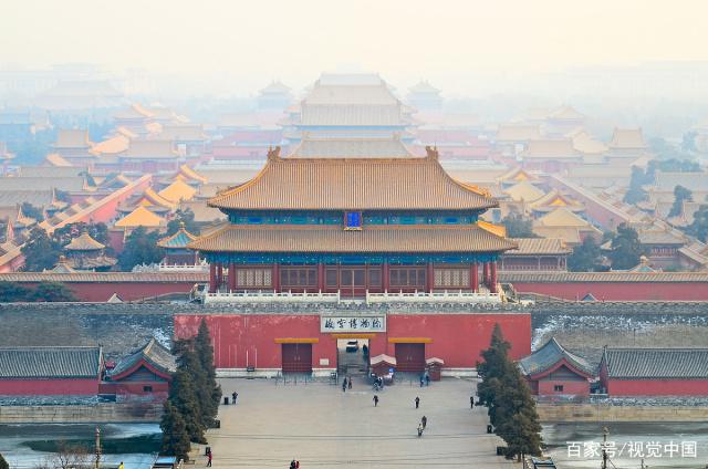 故宫奔驰女应承担法律责任：赔偿100万、行政或刑事责任