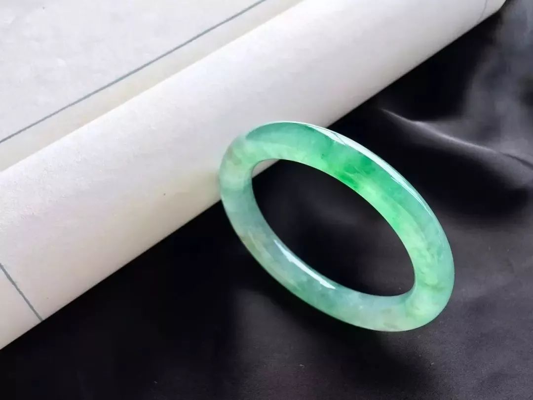 珠宝一般消磁用的是什么容器,珠宝里的消磁石有什么作用