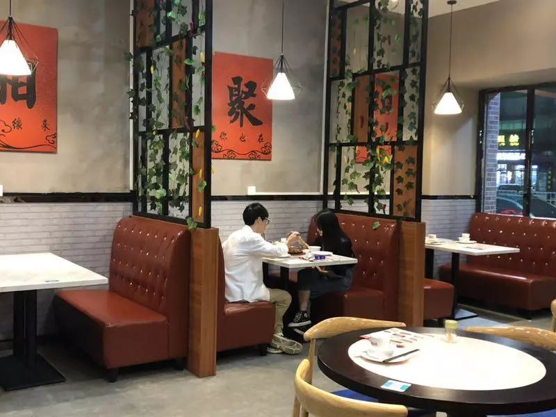 五一劳动节我们结伴而行,庆祝五一羽毛球比赛