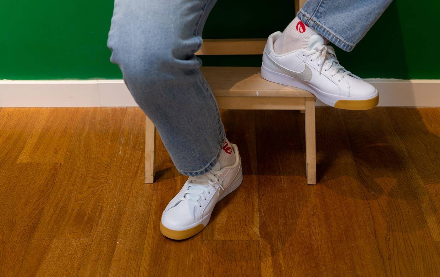 阿迪和耐克小白鞋哪个好,阿迪达斯和小白