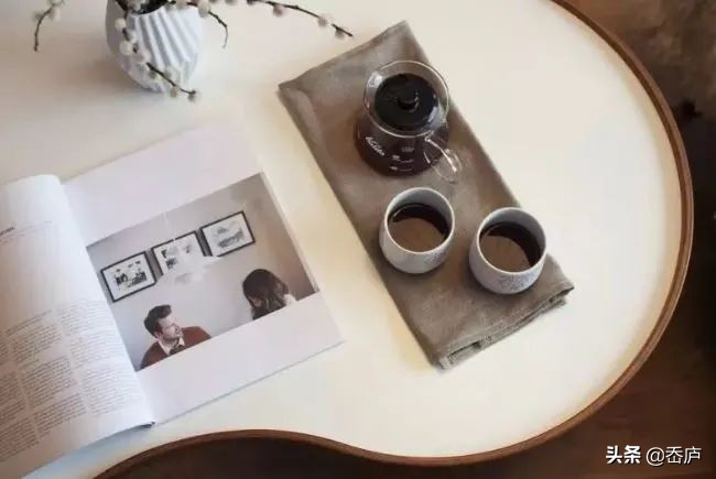 他是电影圈中的咖啡老炮，3岁开始喝咖啡，每天畅饮20杯