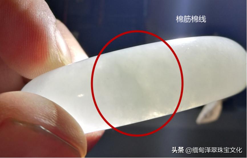 还在纠结选什么颜色,翡翠的棉纹跟裂的区别