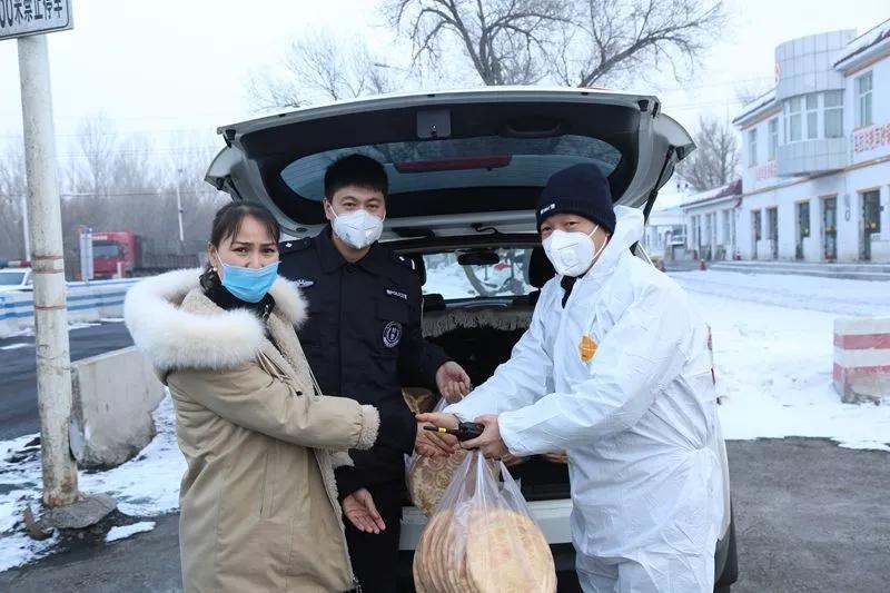 一名军嫂给执勤兵哥哥送东西,新疆库车暖心大叔为民警送馕
