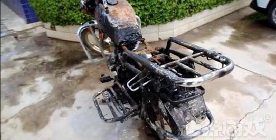 太难了！父亲在游戏里雇佣打手围堵儿子，把他杀到退游