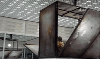 Gaga最爱的设计师麦昆，用自己受虐的经历，创作无数举世设计