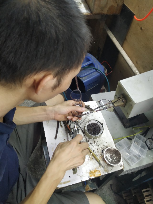 眼镜铰链坏了怎么修,眼镜架铰链坏了咋办