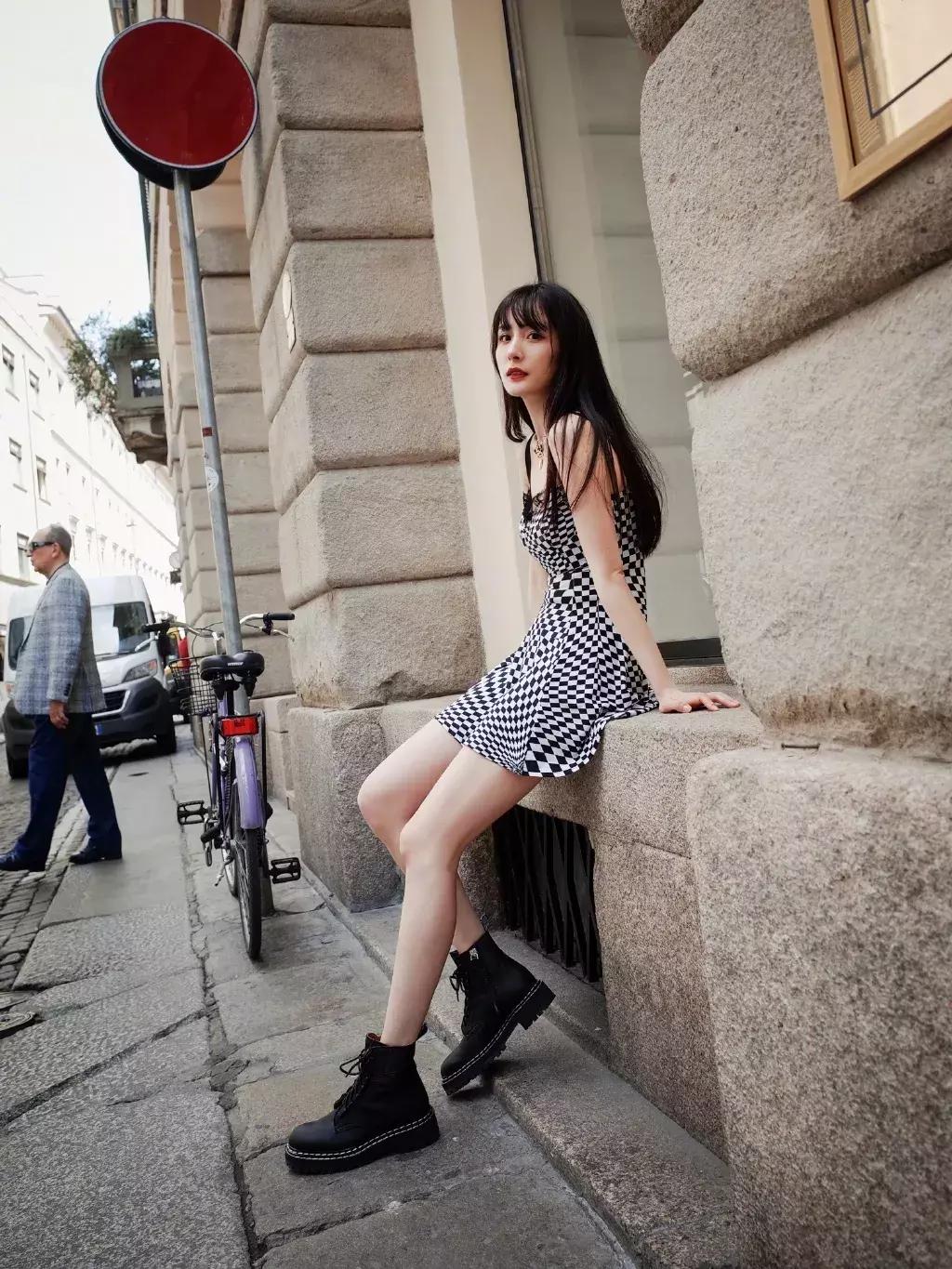 关晓彤小黑裙牌子,关晓彤慵懒小黑裙什么牌子