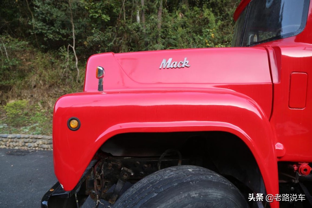 斗牛犬品牌卡车,斗牛犬在汽车上的视频