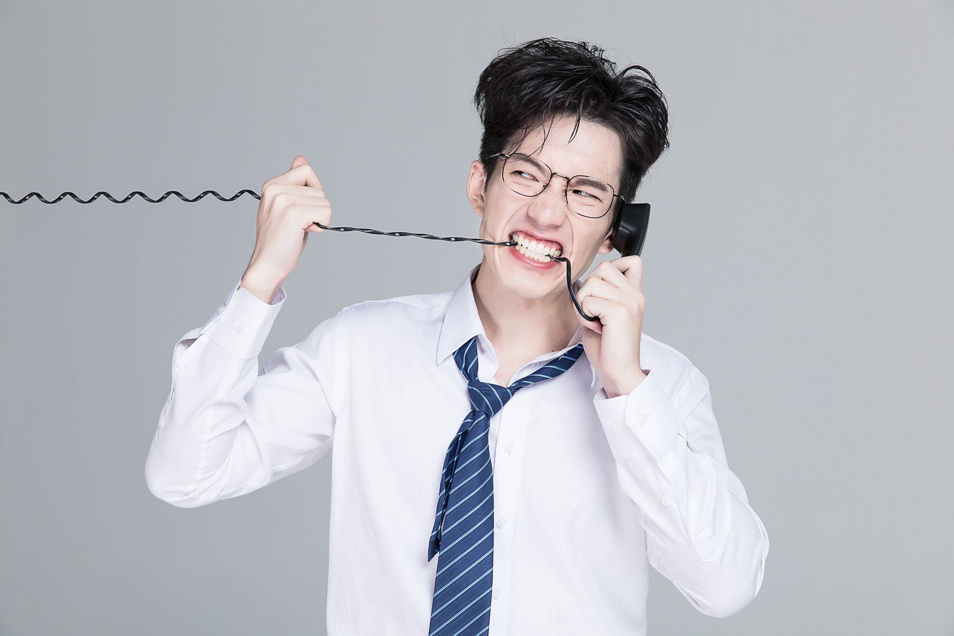 客户要投诉你要怎么安抚客户,遇到蛮不讲理的客户闹事怎么解决