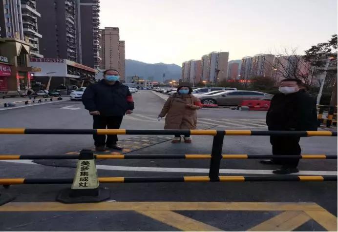 医护人员奔赴抗疫一线,带着家人一起踏上旅途