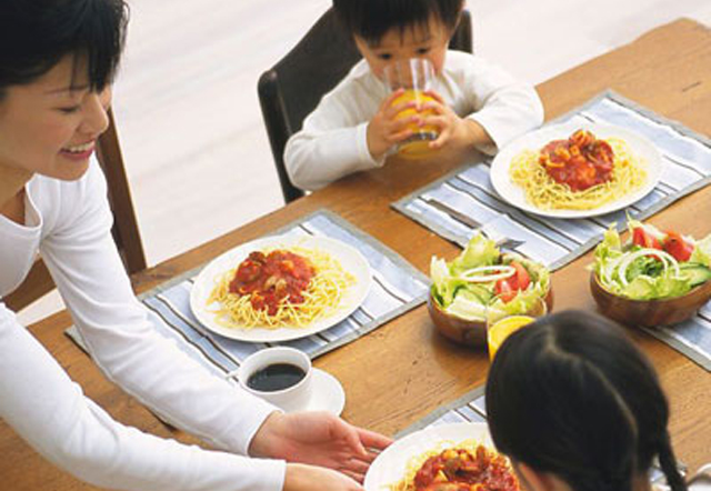 6岁的孩子吃饭需要大人喂,6岁孩子吃饭少怎么办