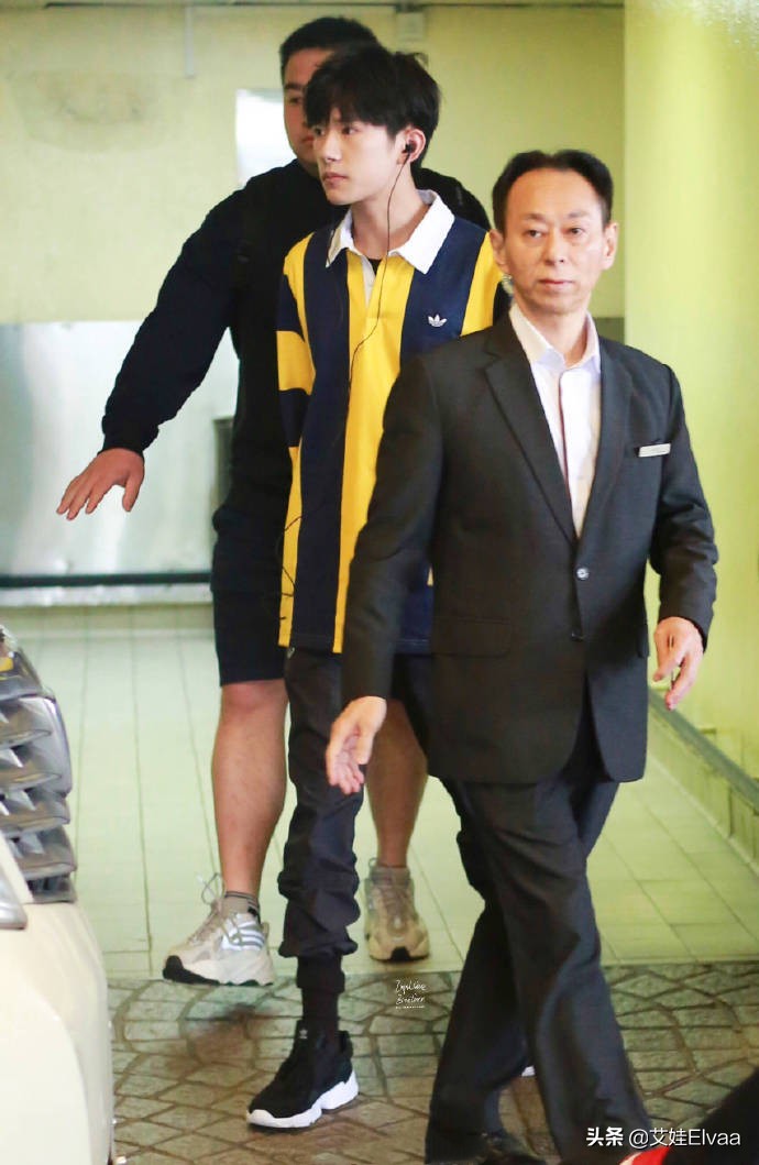 易烊千玺红色西装黑色短袖,易烊千玺没穿秋裤