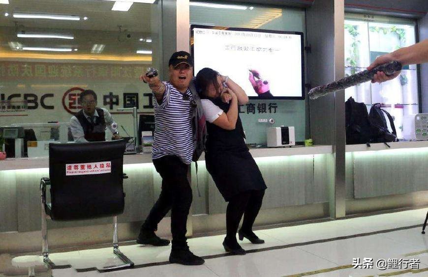 在银行存款时被抢银行有责任吗,在银行存钱被抢劫了怎么处理