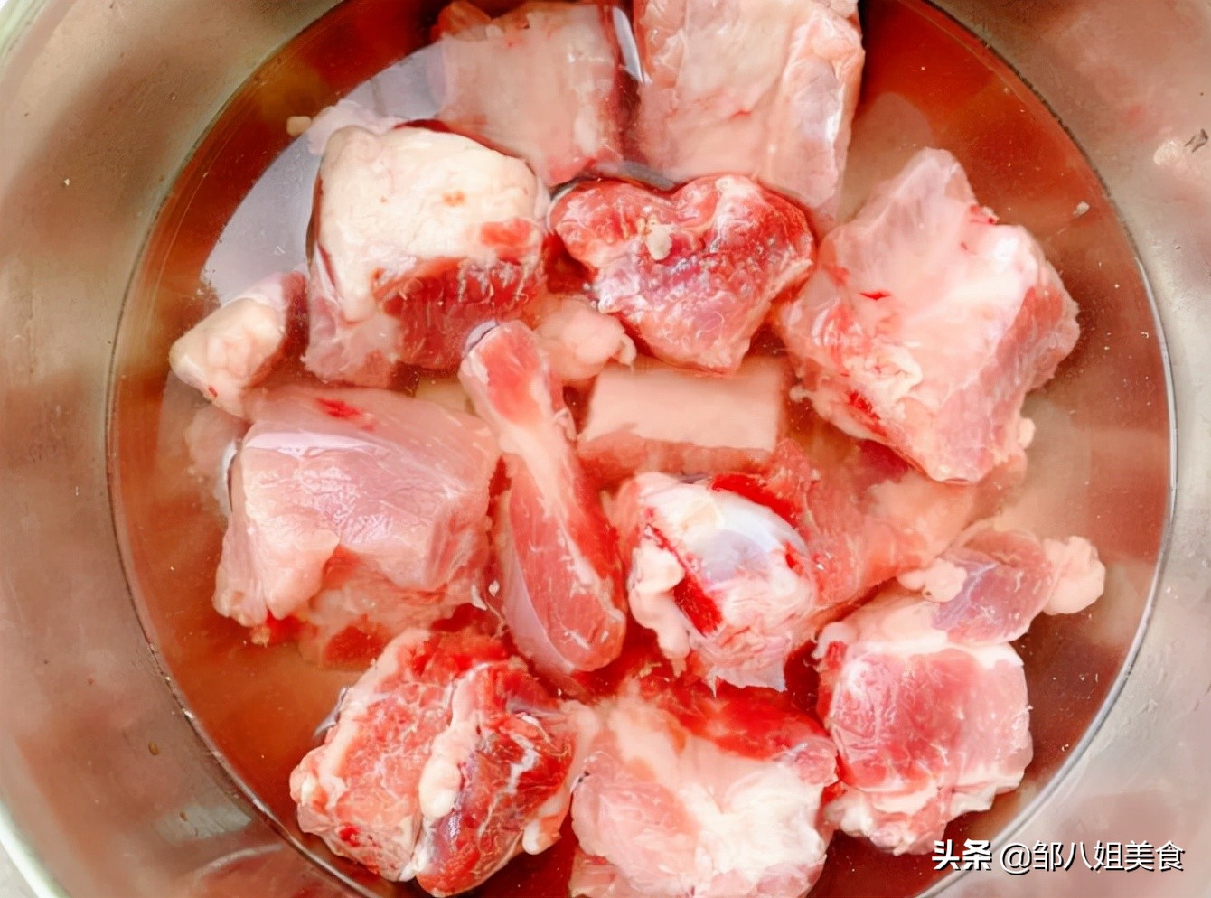 炖排骨时切记不要直接焯水,炖排骨记住不要直接炖