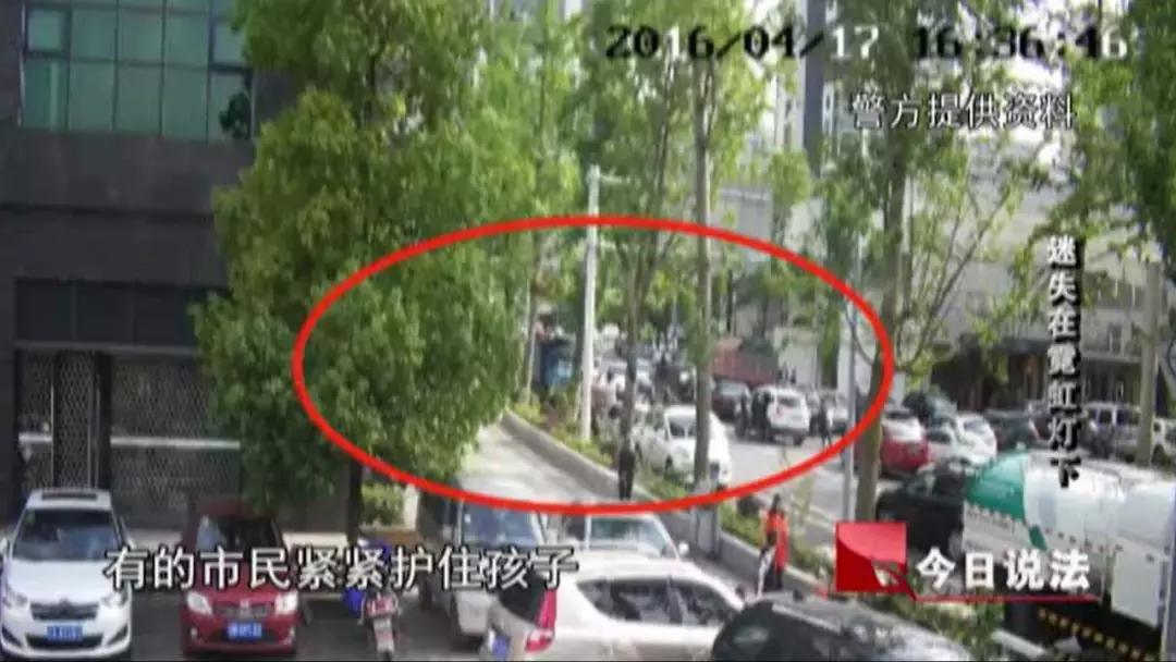 今日说法|30多人街头斗殴，牵出涉黑案件，主犯被判死刑，缓期两年执行