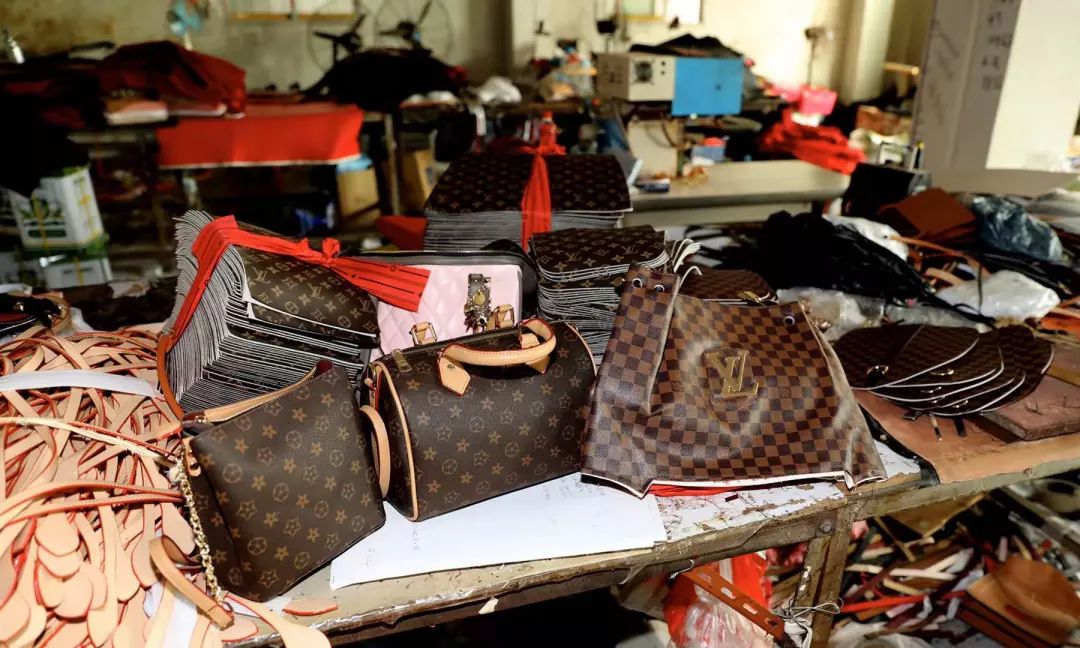 Burberry、LV、贝亲……从奢侈品到婴儿用品,这些制假售假团伙都被上海警方摧毁了