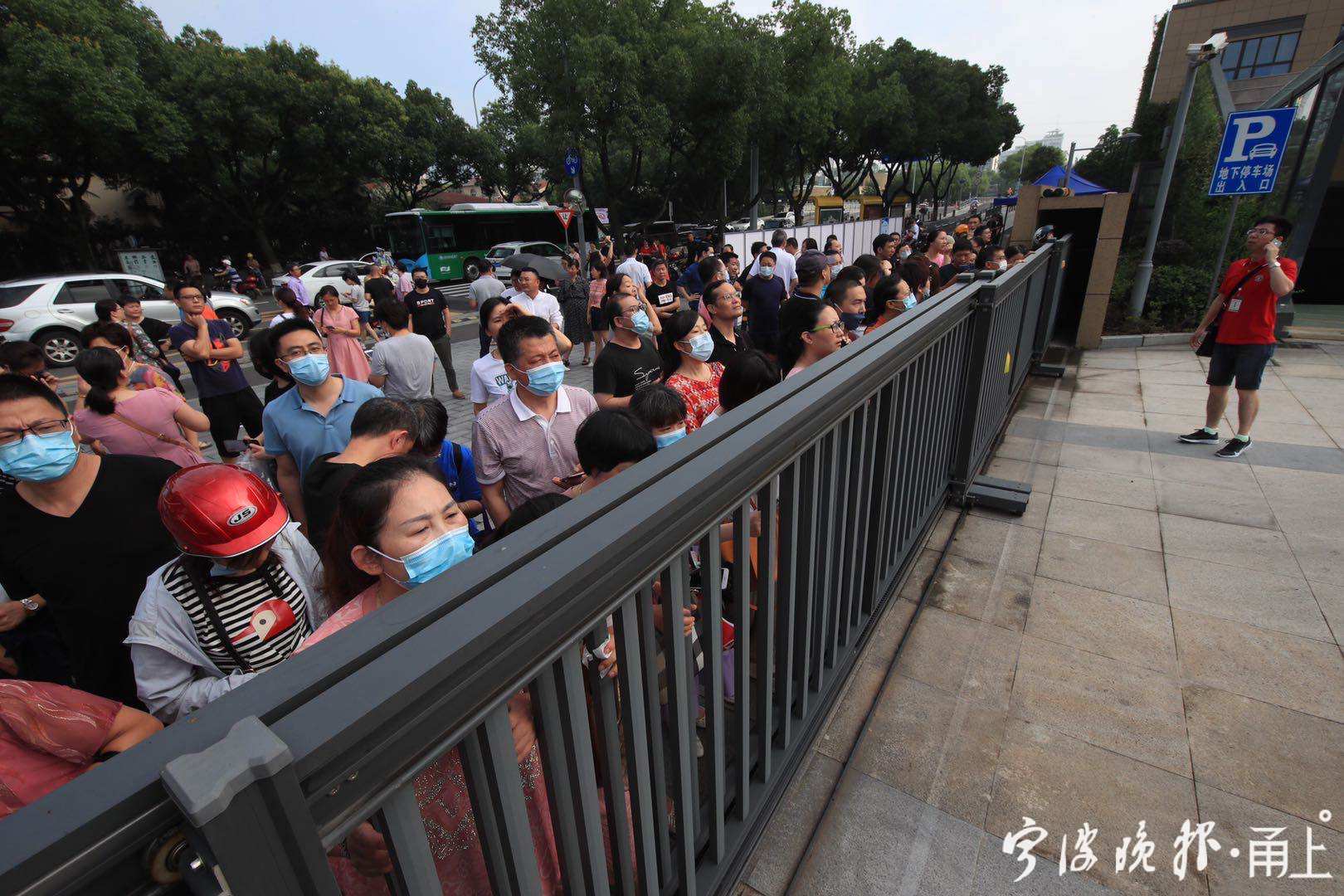 中考记者现场出镜,宁波市中考采访