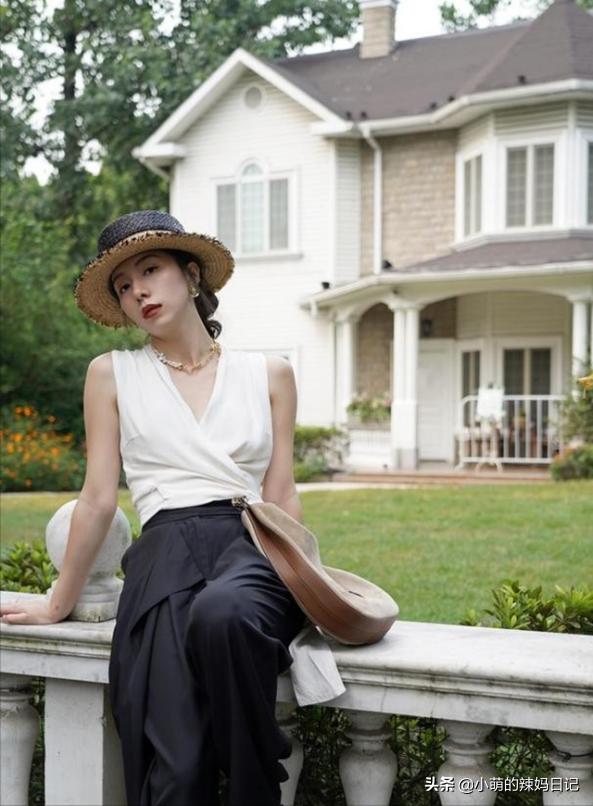 35岁女人穿搭今年流行的修身裤子,外翻直筒阔腿裤穿搭50岁女人