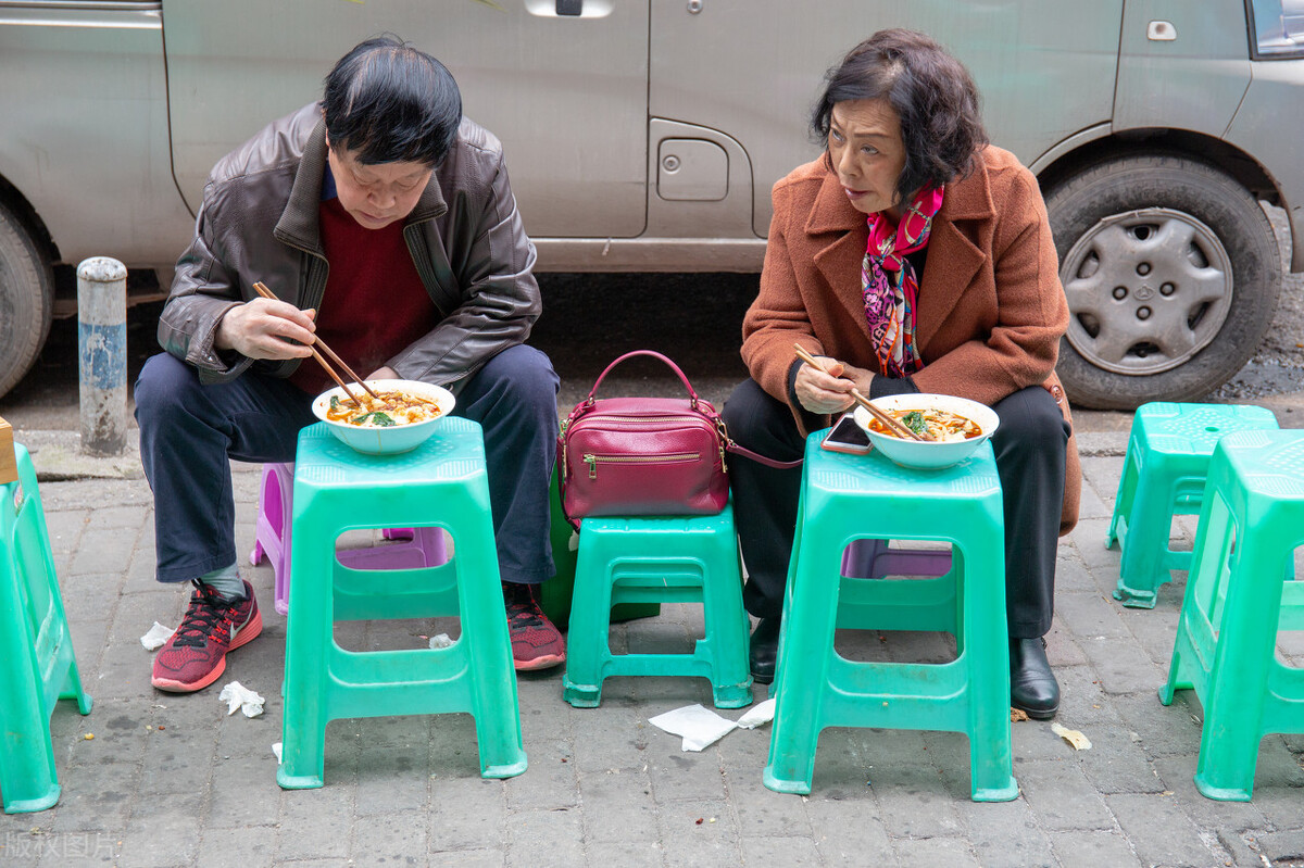 小伙开重庆小面一天营业额93块钱,深圳开重庆小面馆能挣多少钱