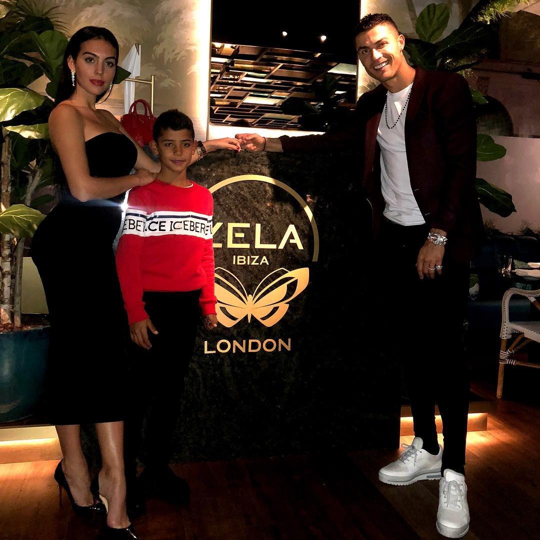 梅西和c罗年轻照片,足球巨星梅西9岁对妻子一见钟情