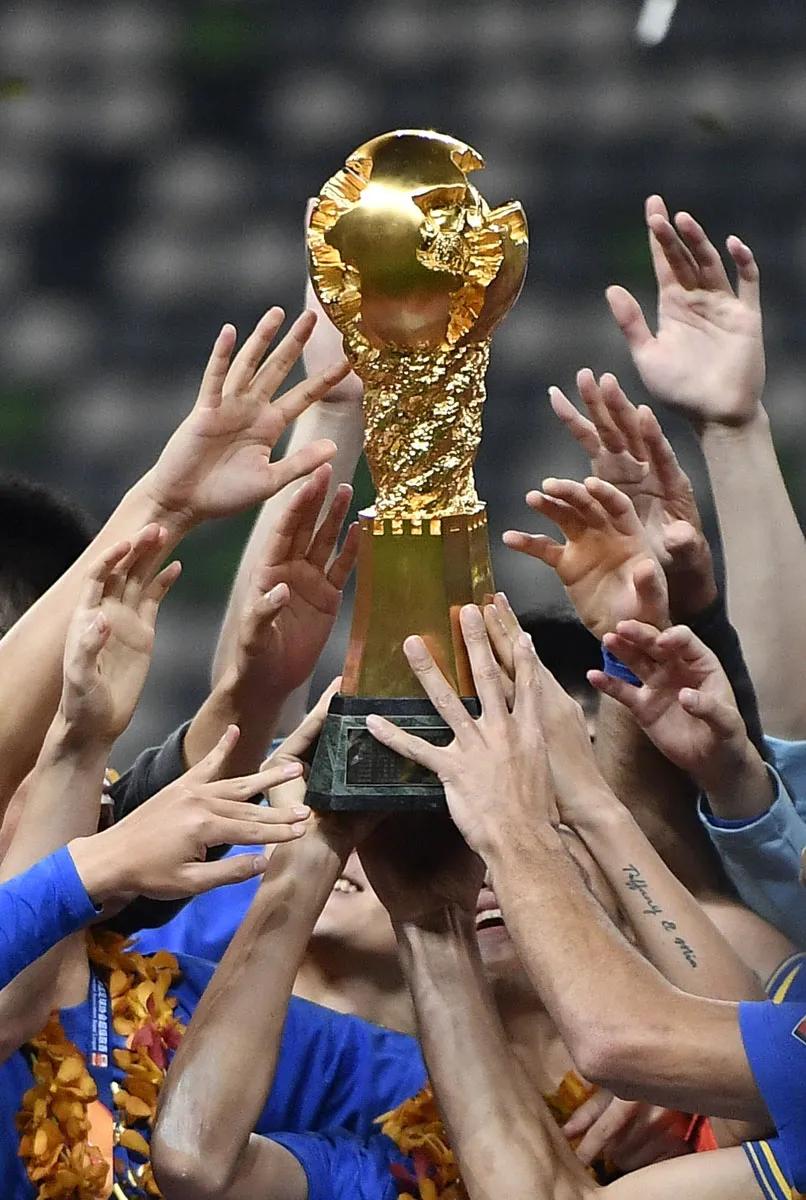 中超联赛突然倒地猝死,中超足球运动员死亡