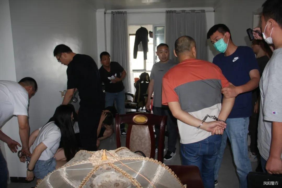 警方捣毁卖谣窝点现场视频,捣毁网络贩枪团伙