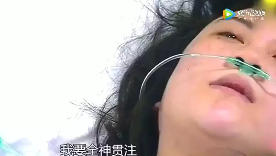 4分钟顺产视频曝光，丈夫的反应让人沉默：女人是在用命生孩子