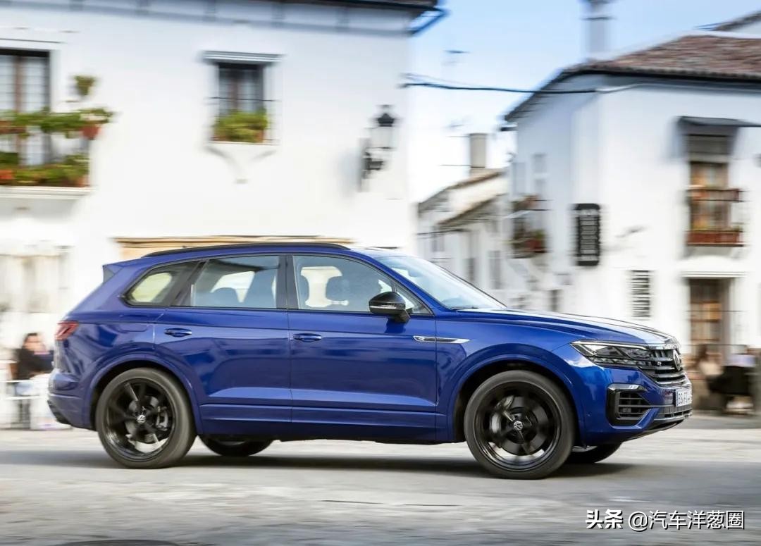 宝马发布全新车标,宝马蓝天白云标改黑白标