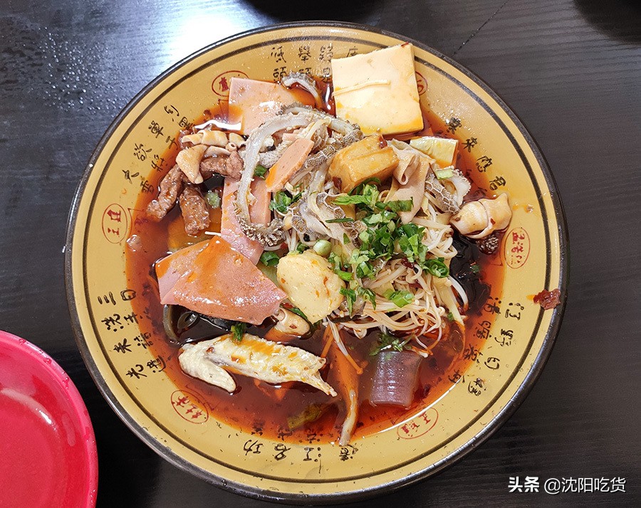 冒菜是一个神奇的存在,味道像牛油火锅,还可以蘸油碟配米饭