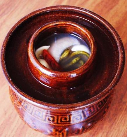 泡菜里面起白霉怎么消除,泡菜白花了还能继续泡菜吗