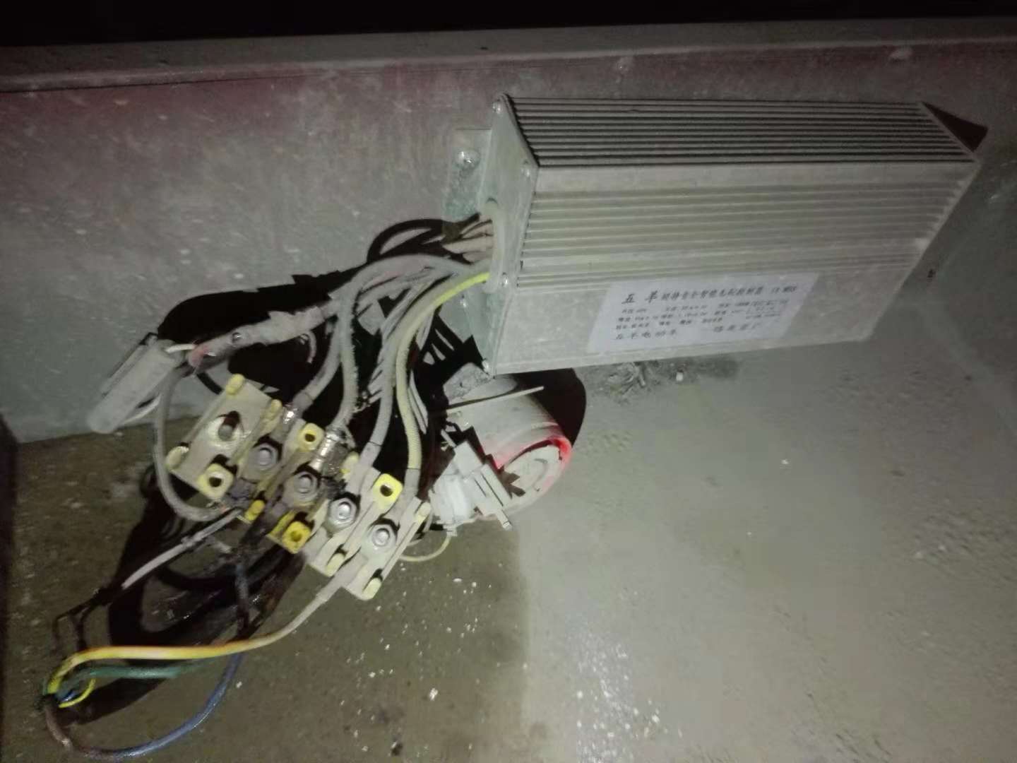 电动三轮车下坡后轮突然卡死,电三轮车后轮转一下就卡死