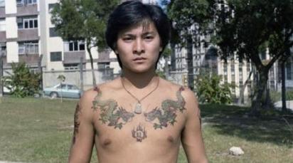 纹身从黑色变成青色了,纹身变成蜈蚣