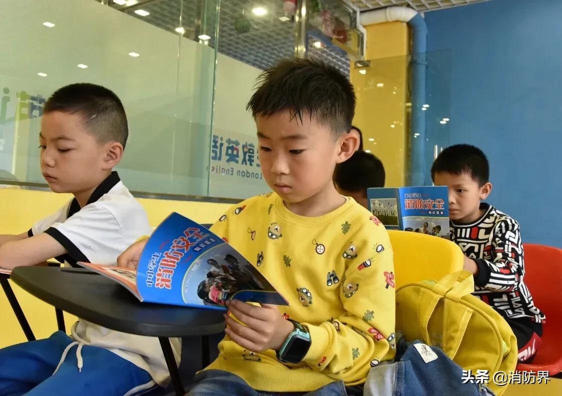 「消防动态」英国老师杰森指导贵州儿童学消防过节受欢迎