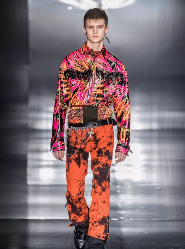 把裤子穿在肚脐上面会怎么样,把裤子扎进腰里的穿搭