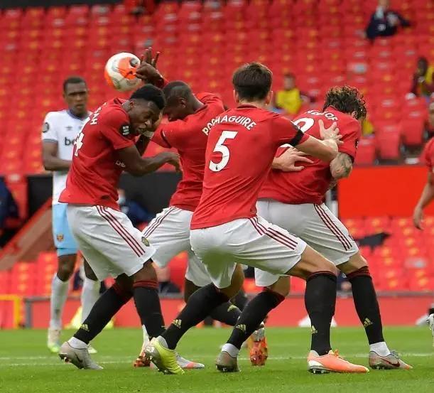 离谱！博格巴“客串”门将，险一掌将曼联托出欧冠资格区